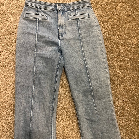 Tory Burch Super Bleach out straight leg
Jean 25 - Picture 7 of 10